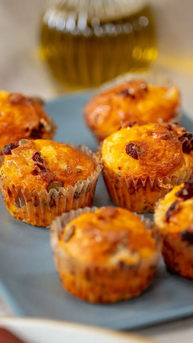 Gluténmentes kolbászos-sajtos muffin