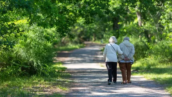 Meglepő tünet: így ismerhető fel a demencia sétálás közben