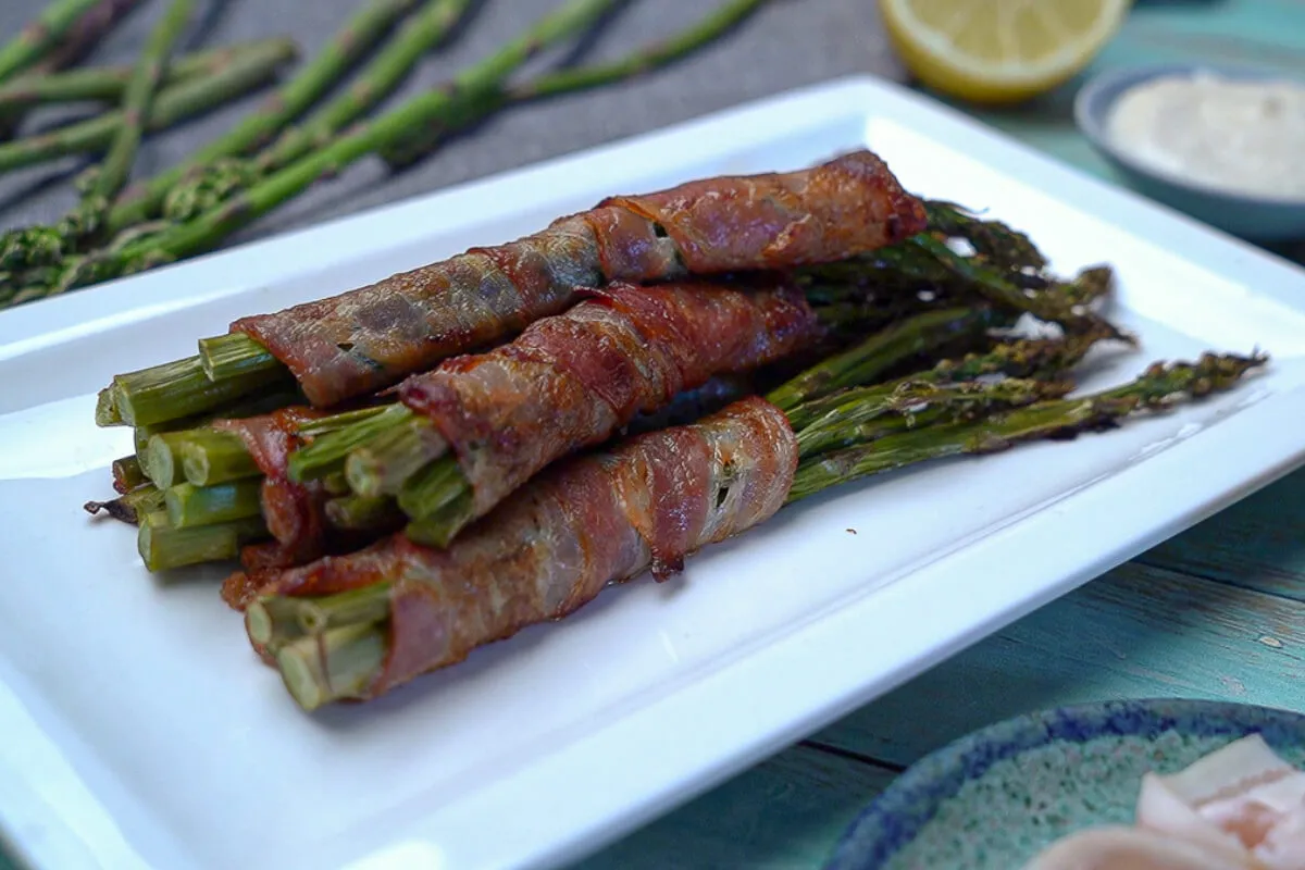 Baconbe tekert spárga