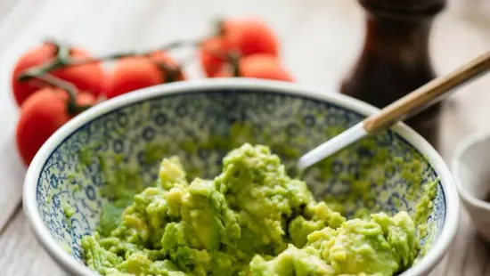 A legnépszerűbb módszer nem működik: mutatjuk, hogyan marad élénkzöld az avokádókrém