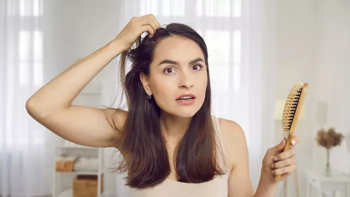 A 7 leggyakoribb ok a női hajhullás mögött, amit kevesen ismernek