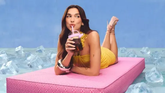 Megérkezett az új őrület: Dua Lipa és a kávé, amit ki kell próbálnod