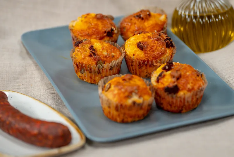 Gluténmentes sajtos-kolbászos muffin 