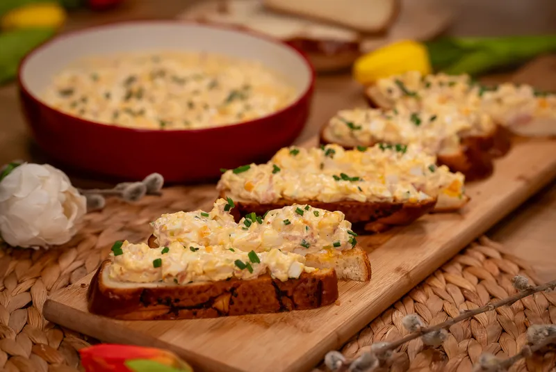 Sonkás-tormás tojáskrém pirított kalácson