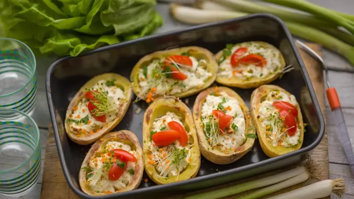 Tepsiben sült burgonya újhagymás túróval töltve  recept