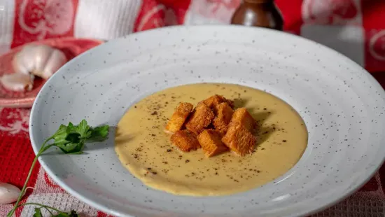 Ezt muszáj megkóstolni: így készül az egyszerű, selymes fokhagymakrémleves