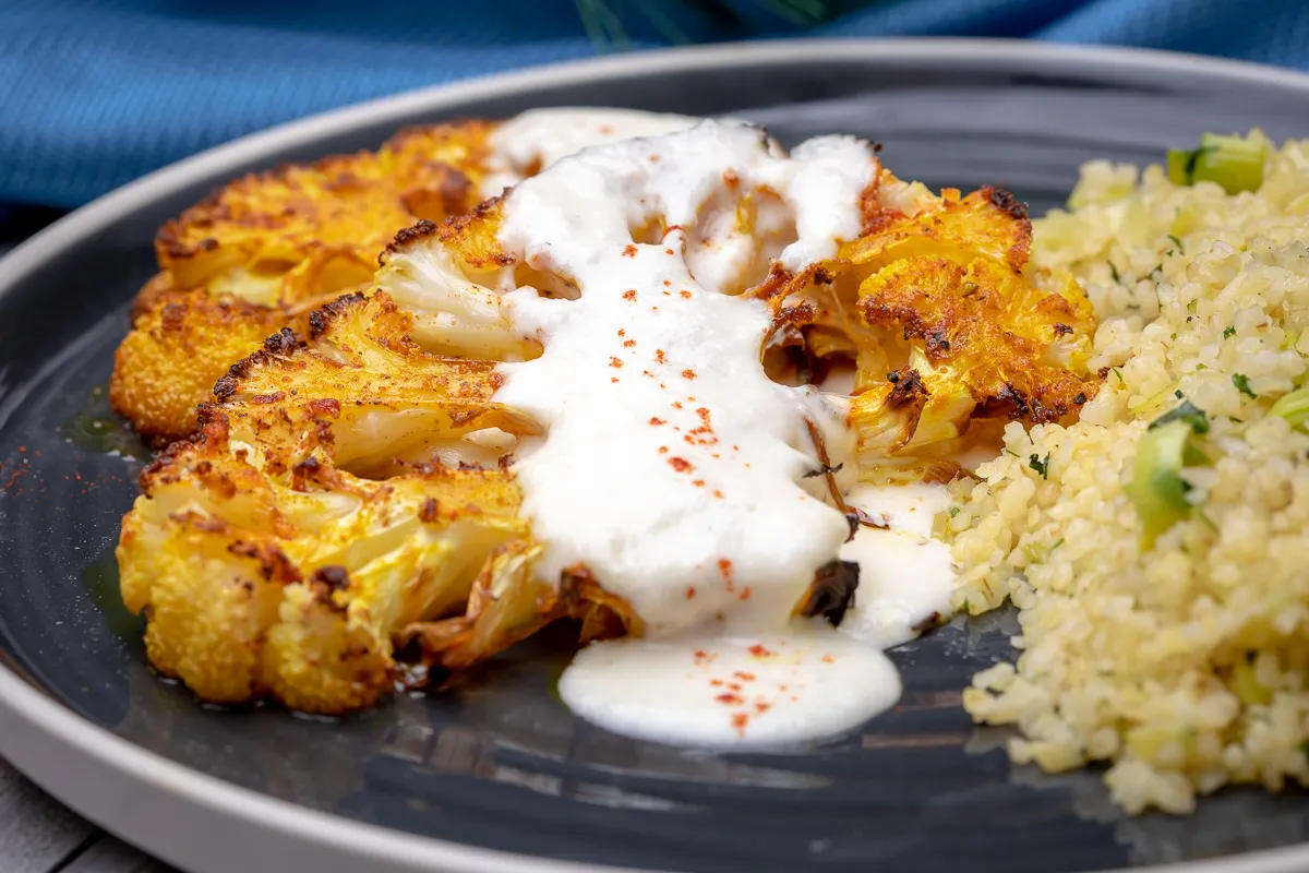 Karfiolsteak sajtmártással, póréhagymás bulgurral