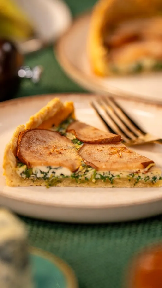 Körtés-kéksajtos quiche vadzöldségekkel