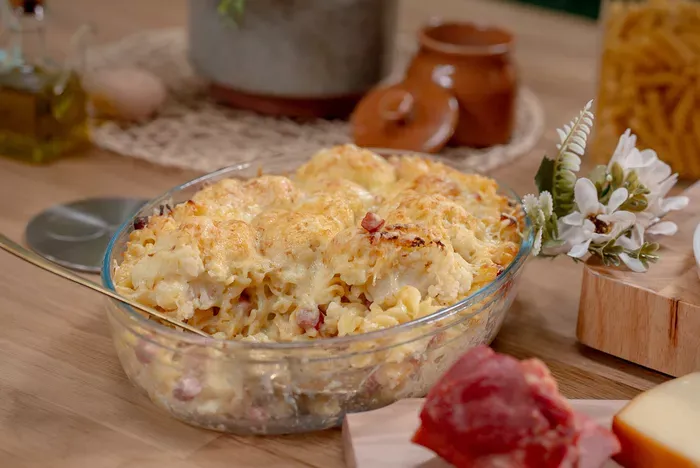 Sajtos-sonkás rakott tészta karfiollal