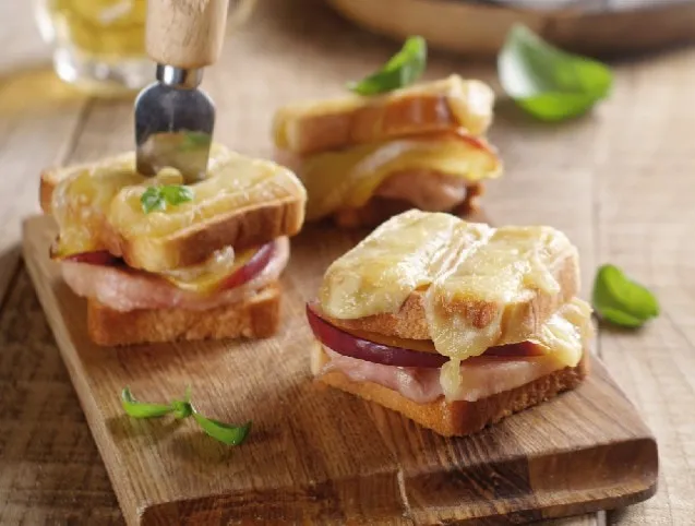 Sajtos-sonkás melegszendvics almával