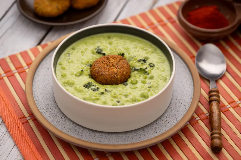 Mentás zöldborsófőzelék falafellel