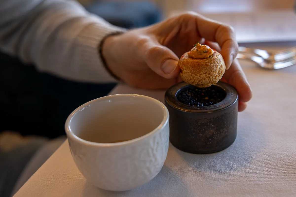 Juhtúrós körözöttel töltött choux és paradicsom-consommé