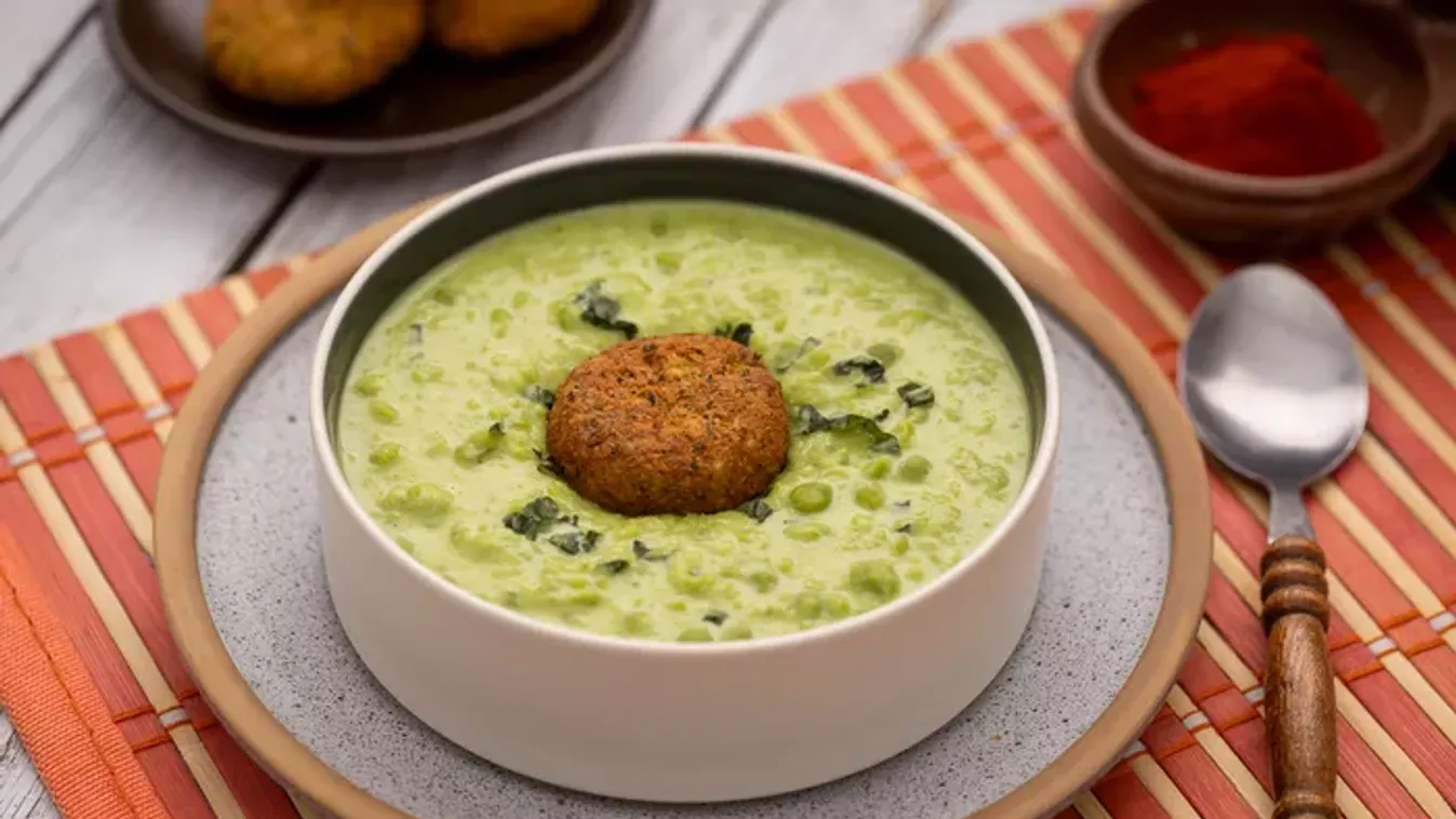 Mentás zöldborsófőzelék falafellel