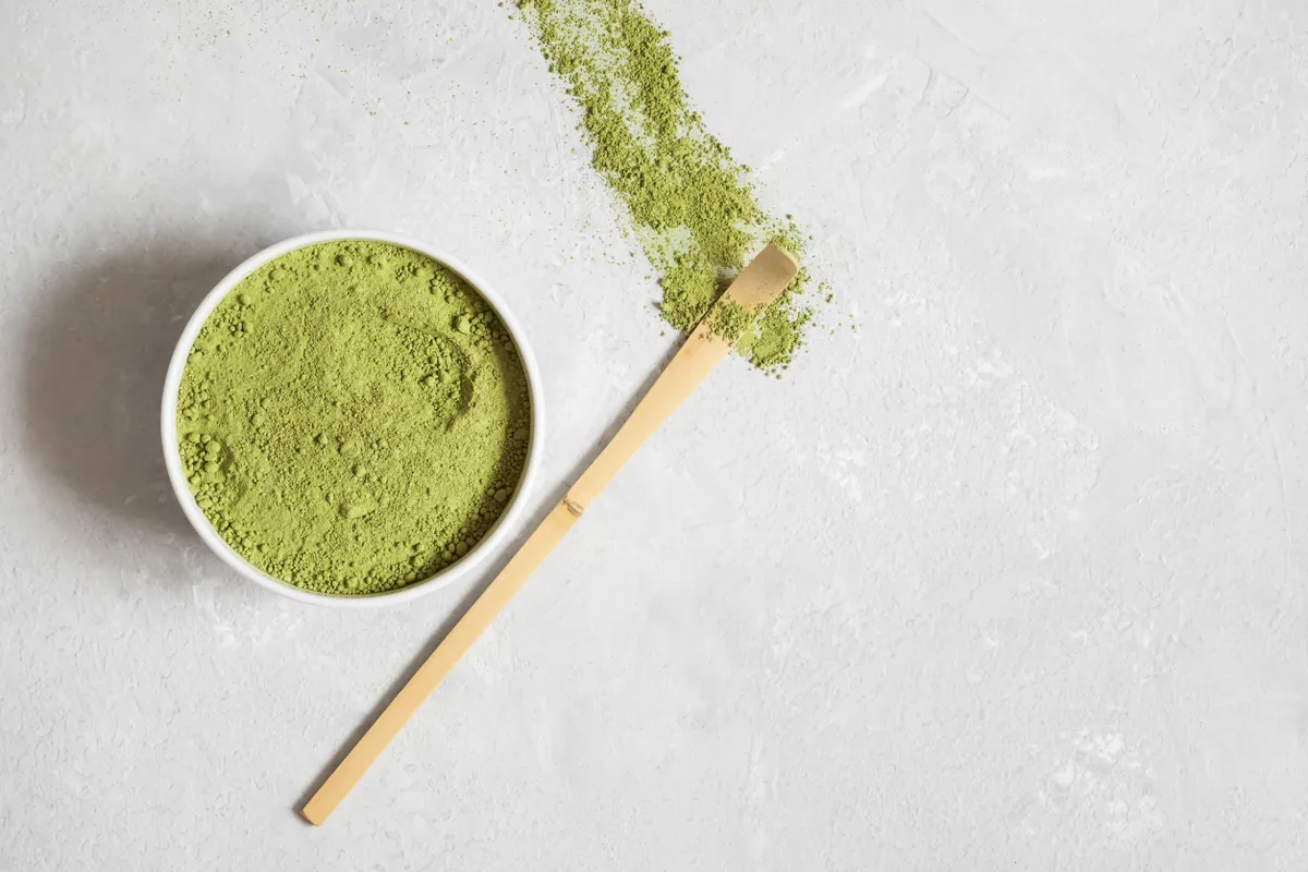A matcha a zöld tea különleges formája, amelyet finom porrá őrölt tealevelekből készítenek.