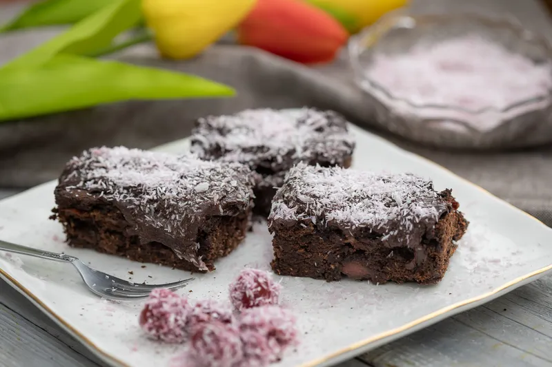 Kókuszos-meggyes brownie szelet