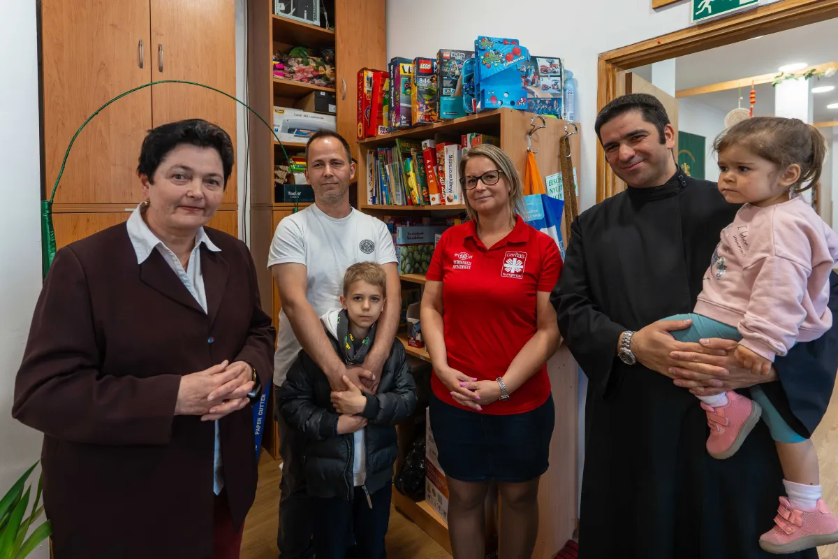 A Magvető Tanoda vezetője, Szabó Bernát Sándorné, Jávor István kisfia ölelésében