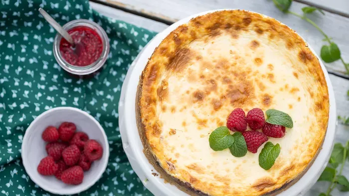 Málnás sajttorta mogyorós alappal