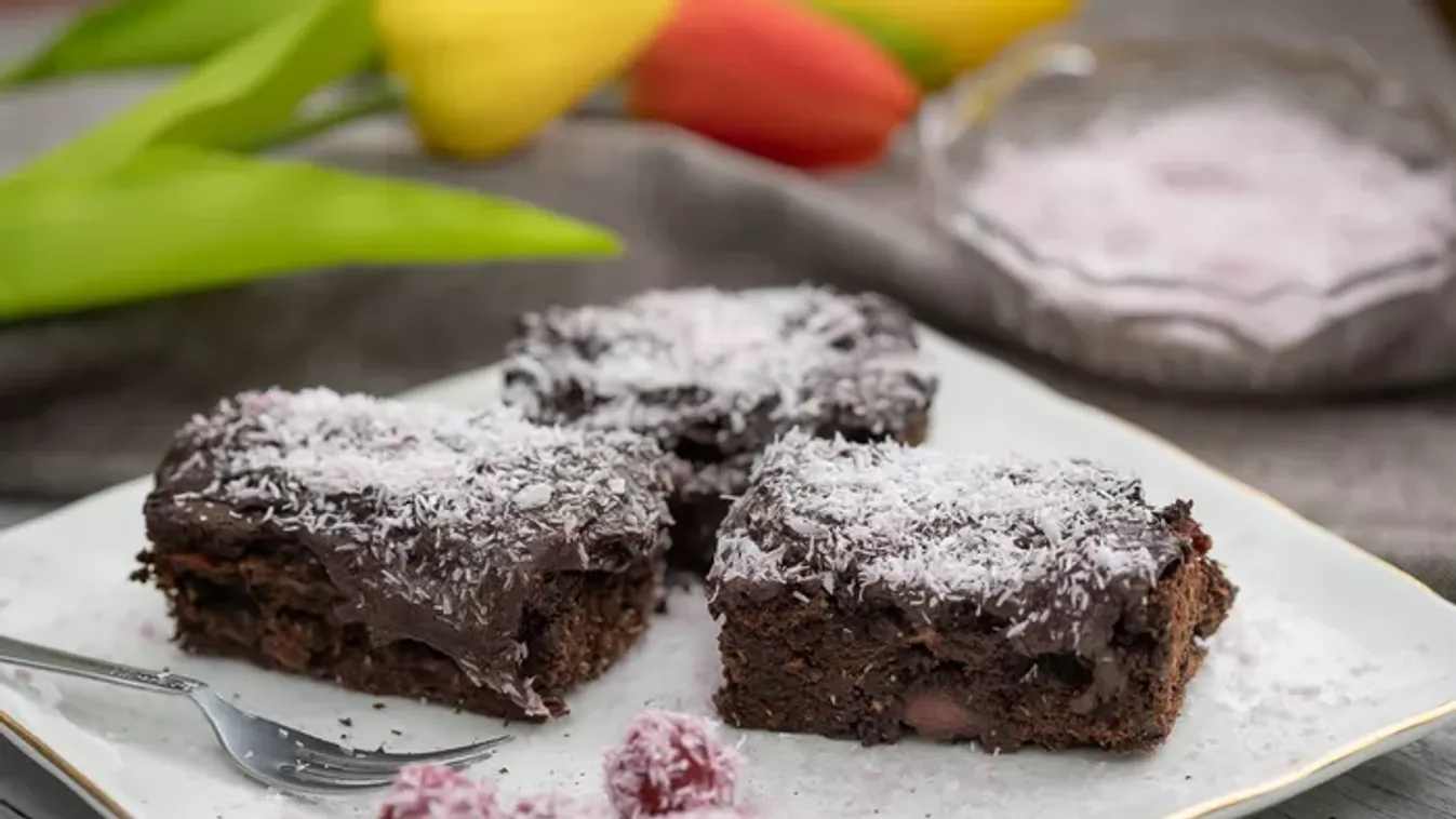 Kókuszos-meggyes brownie szelet