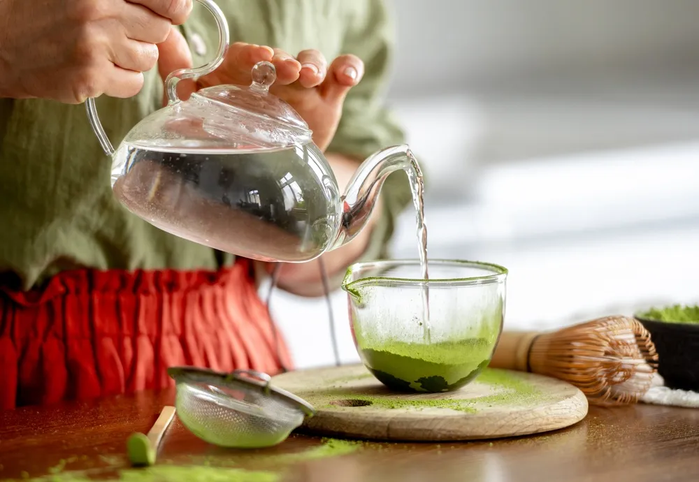 A matcha természetes koffeintartalmának köszönhetően hosszabb ideig segíthet fenntartani az éberséget, ezért a hajnali vb-meccsek nézőinek is jó választás lehet