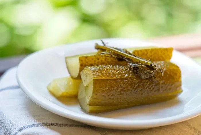 Kovászos uborka (krumplival érlelt) recept