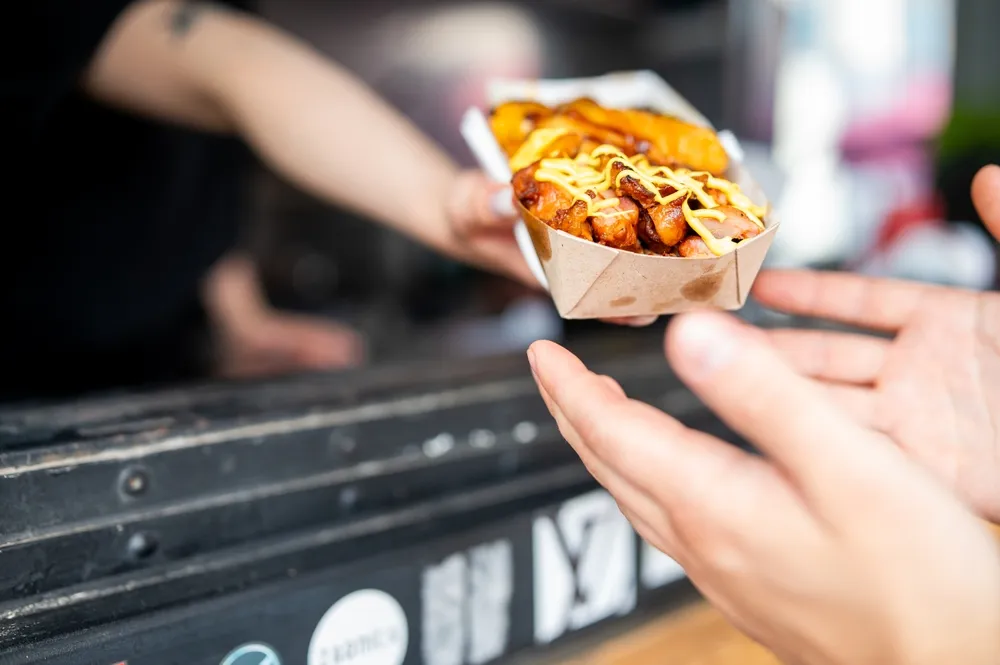 Országos ellenőrzést tartott az NKFH a food truckoknál és büfékocsiknál. Több mint 17 millió forint bírságot szabtak ki hiányosságok miatt
