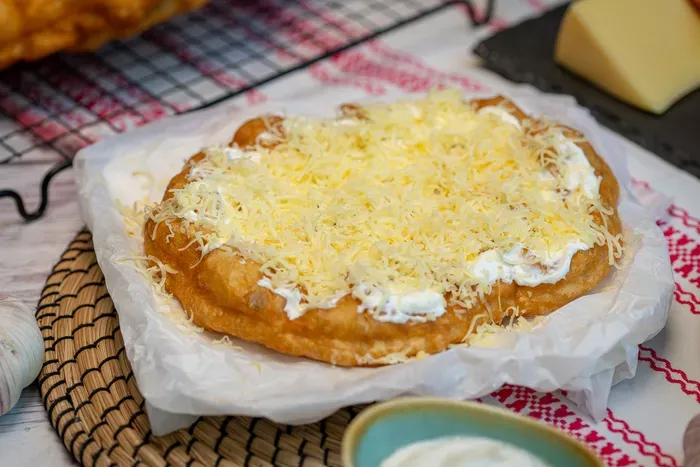 Fokhagymás-sajtos-tejfölös lángos recept