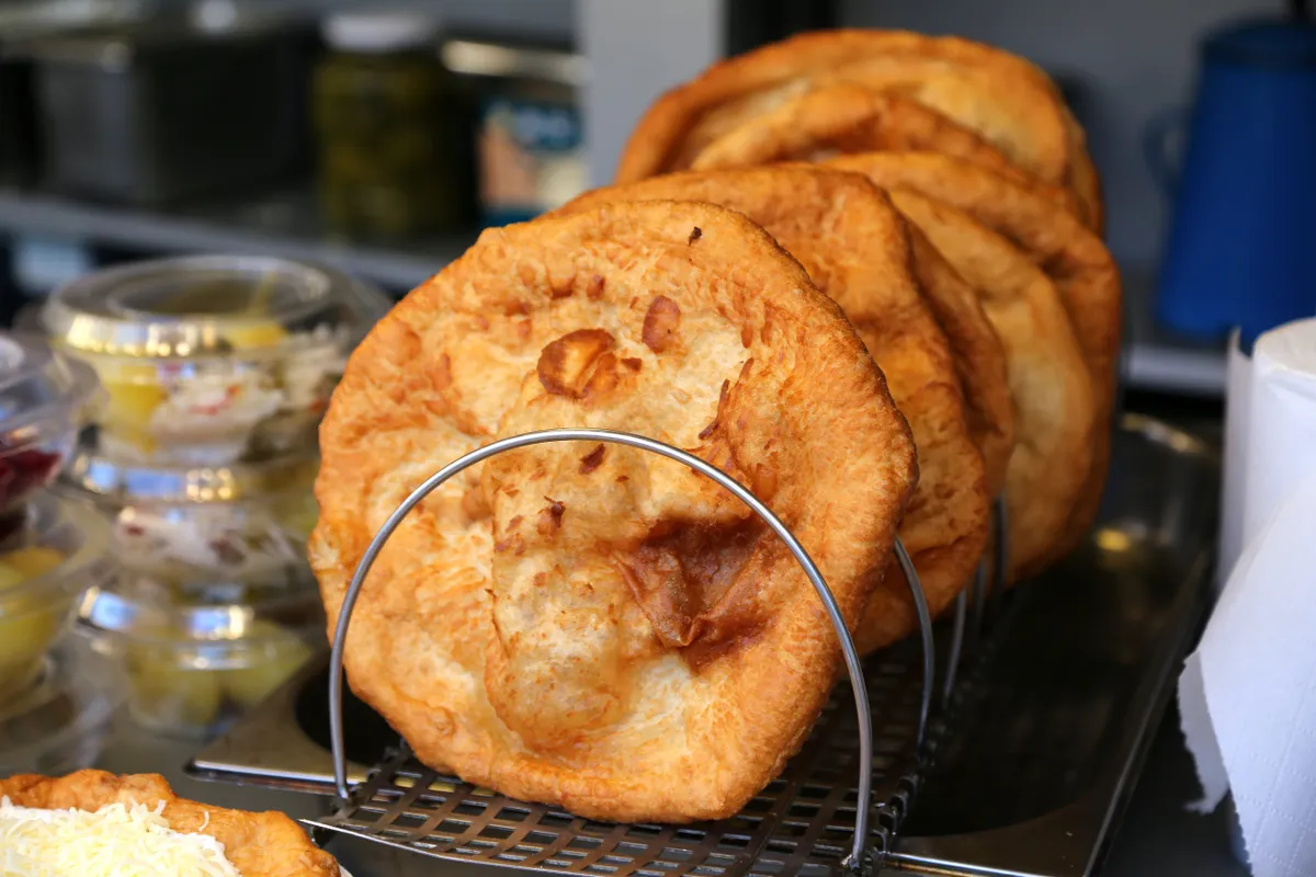 A házi lángos titka a jól kidolgozott tészta és a megfelelő kelesztés