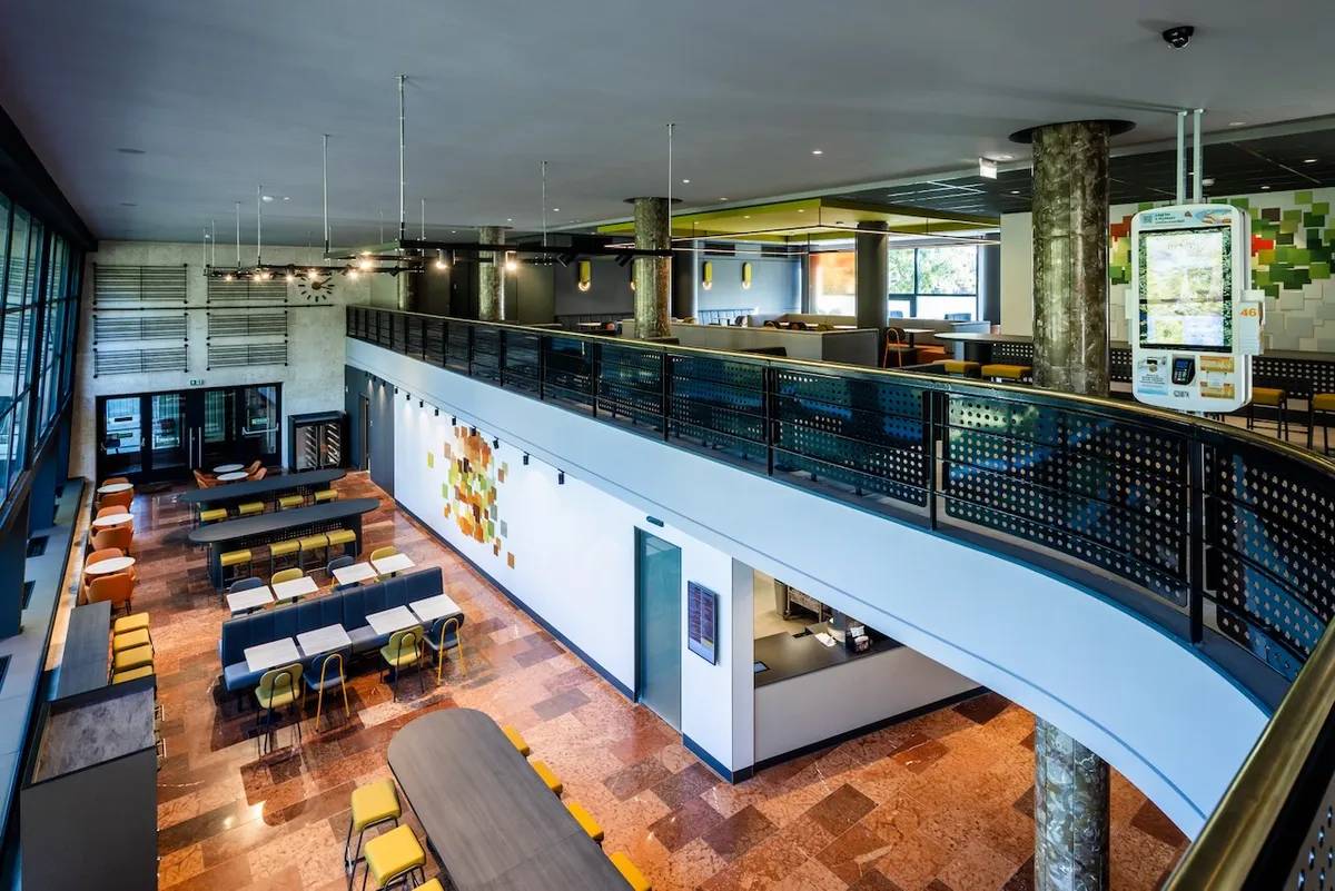 Az új McDonald's belső tere a modern és a retró stílus keveredése