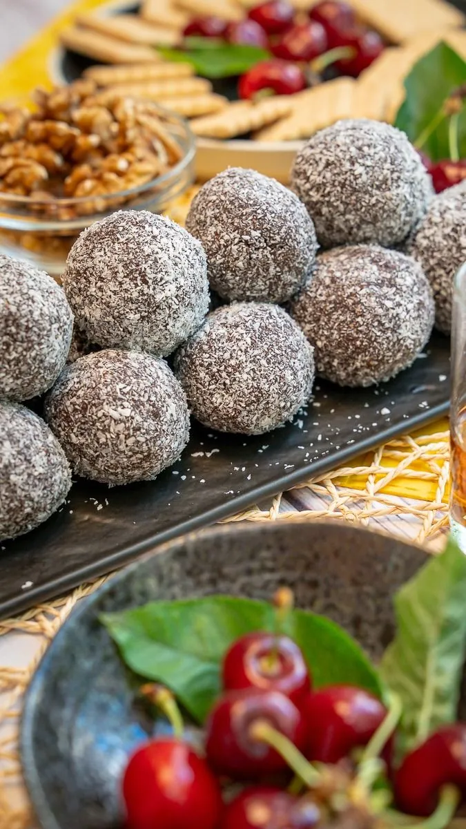 Meggyes kókuszgolyó