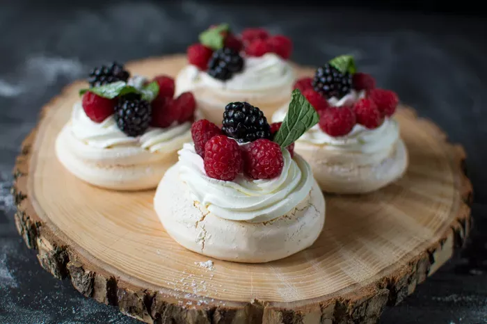 Mini pavlova nyári gyümölcsökkel recept