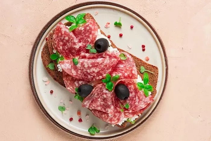 Márványsajtos-szalámis szendvics recept
