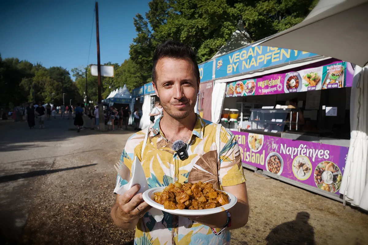 Nemcsak húsos, hanem húsmentes kaják is vannak, Szabi egy vegán gulyást is kipróbált