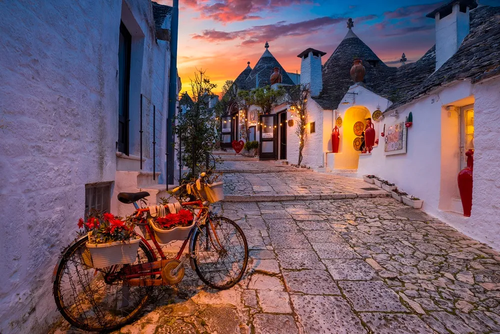 Alberobello, ahol egymás mellett sorakoznak a híres trullók: a fehérre meszelt, kúpos tetejű kőházak