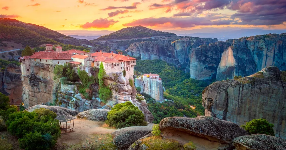 Meteora hatalmas sziklatornyaira épült kolostorai Európa egyik legkülönlegesebb látványosságát kínálják