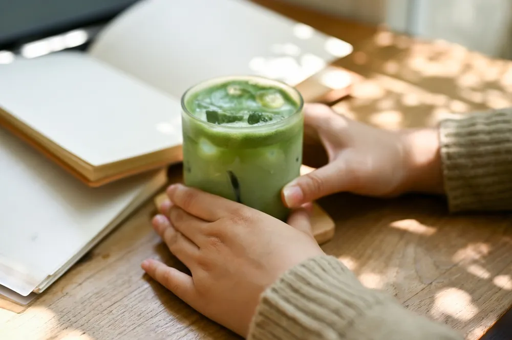 A matcha nemcsak élénk színe miatt különleges: koffeint, L-teanint és antioxidánsokban gazdag növényi vegyületeket is tartalmaz, ezért egy csésze rendszeresen fogyasztva is jó része lehet az egészséges étrendnek