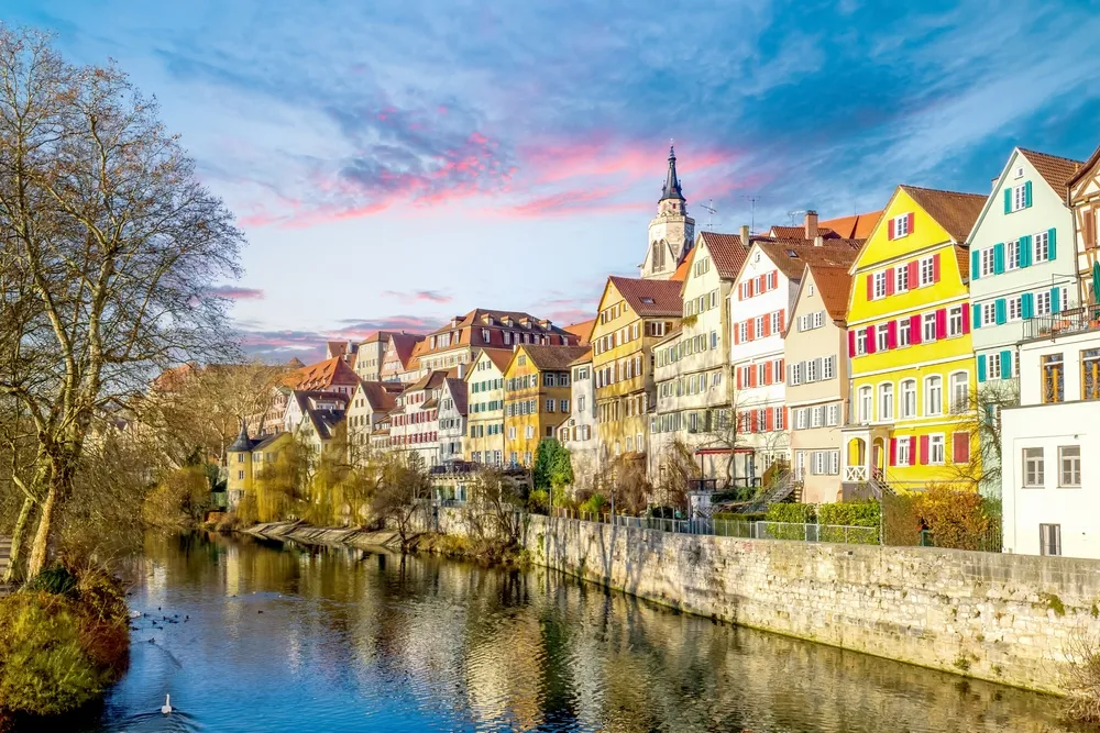 Tübingen színes, történelmi házai a Neckar folyó partján – a német város ősszel is különleges hangulatot áraszt,ezért kiválú úti cél ősszel is
