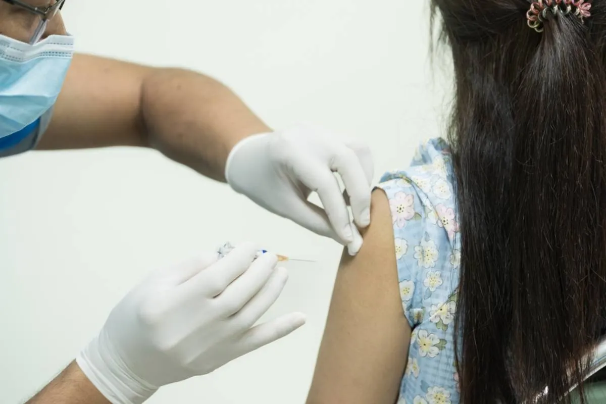 Méhnyakrák megelőzése: HPV-oltást kap egy kislány