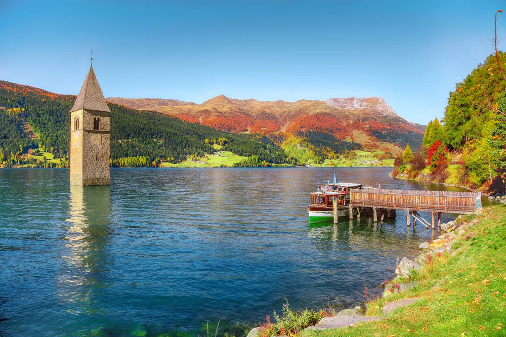 Olaszország északi részén, Dél-Tirolban található a Lago di Resia település és a Reschen-tó, amelynek közepéből egy régi templomtorony mered az ég felé
