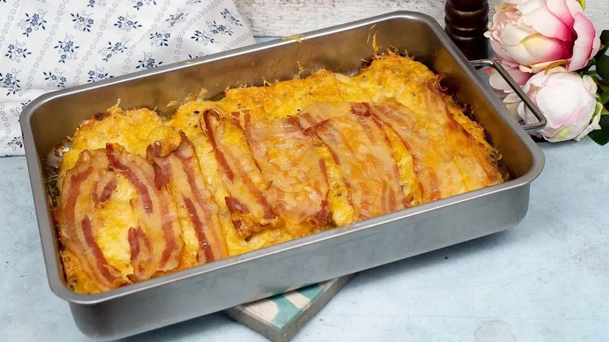 Ha van otthon csirkehús, akkor már nagy baj nincsen - a sajtos rakott csirkemell ropogós baconnel például zseniális vasárnapi ebé